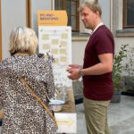 Der GartenJan im Gespräch an einem Infostand