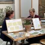 Beratung am Infostand von JANs Gartenwelt