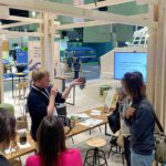 Der GartenJan im Gespräch mit Besucherinnen am Messestand