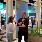 Der GartenJan hält einen Vortrag auf einer Gartenmesse