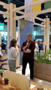 Der GartenJan hält einen Vortrag auf einer Gartenmesse